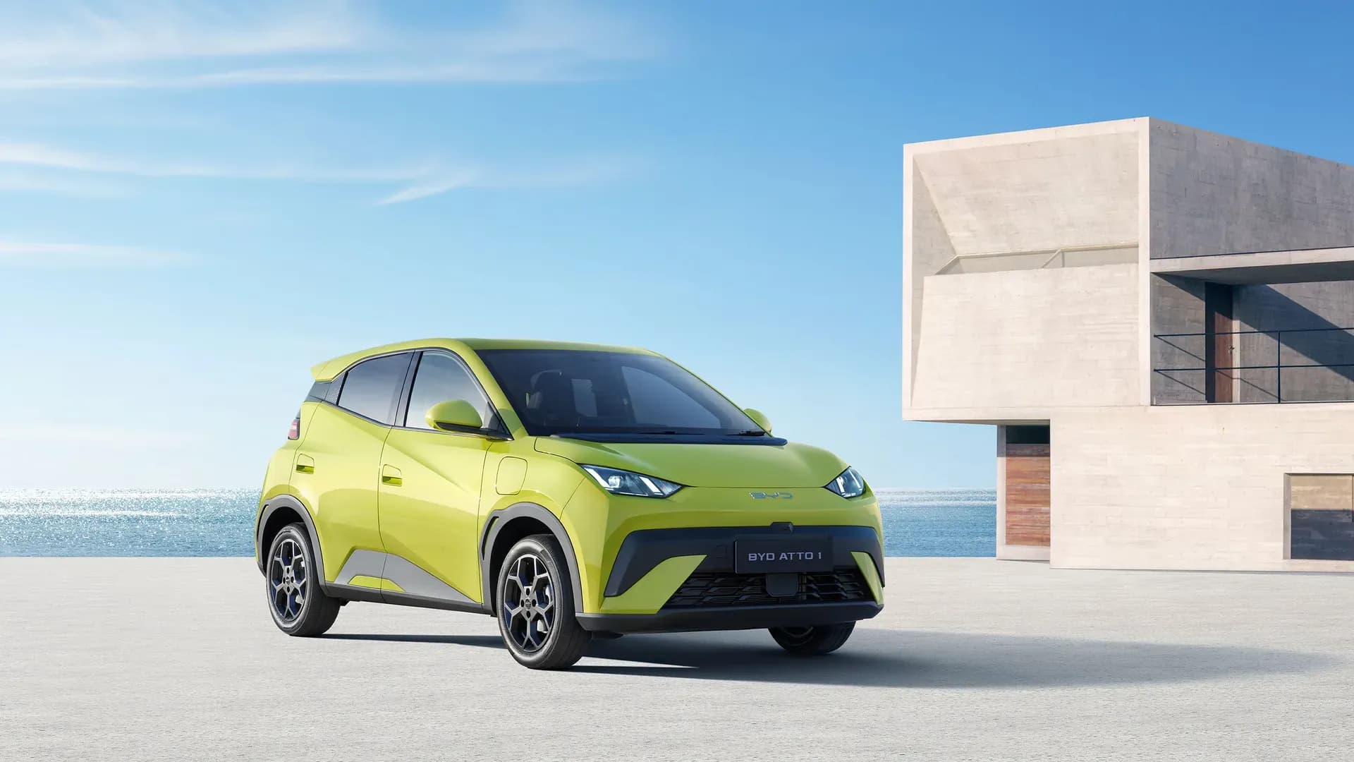 BYD Atto 1 warna Sprout Green terparkir di tepi laut