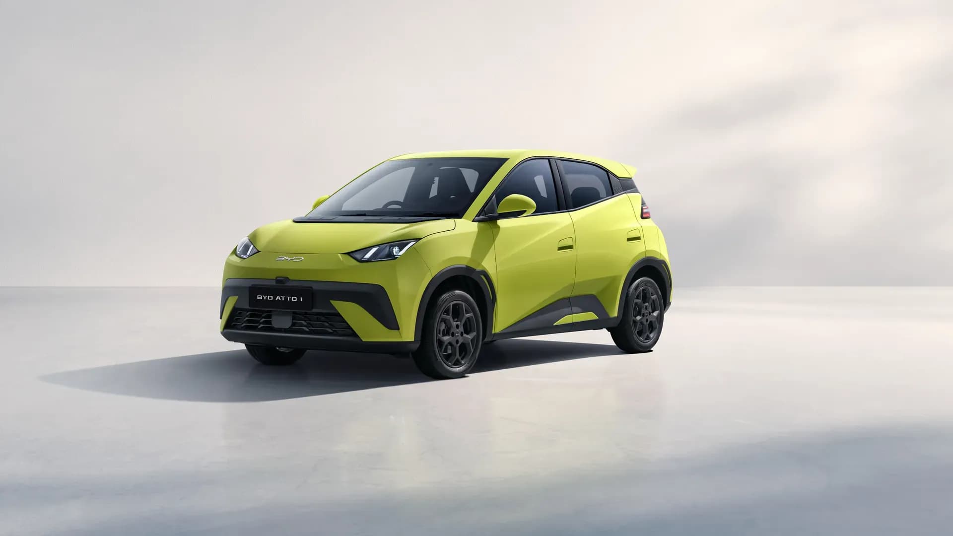 Tampak depan samping BYD Atto 1 warna Sprout Green di studio