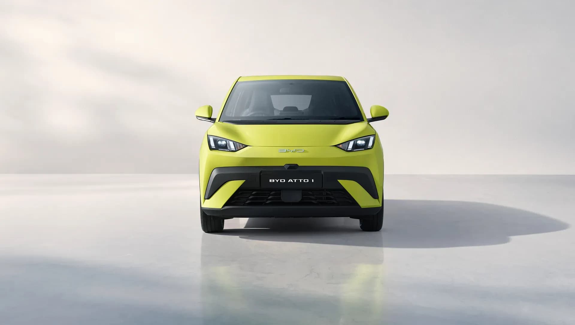 Tampak depan BYD Atto 1 warna Sprout Green