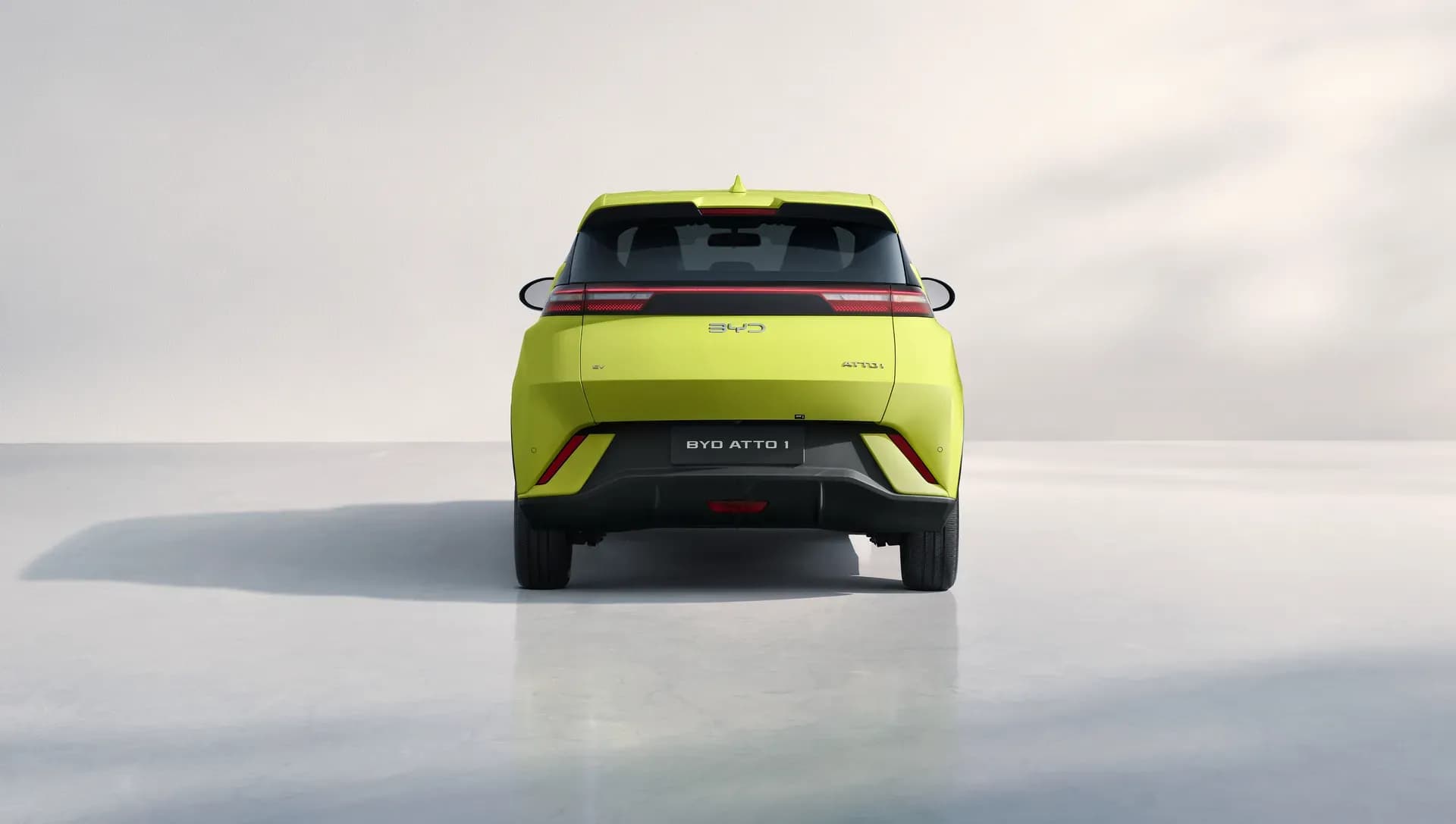 Tampak belakang BYD Atto 1 warna Sprout Green