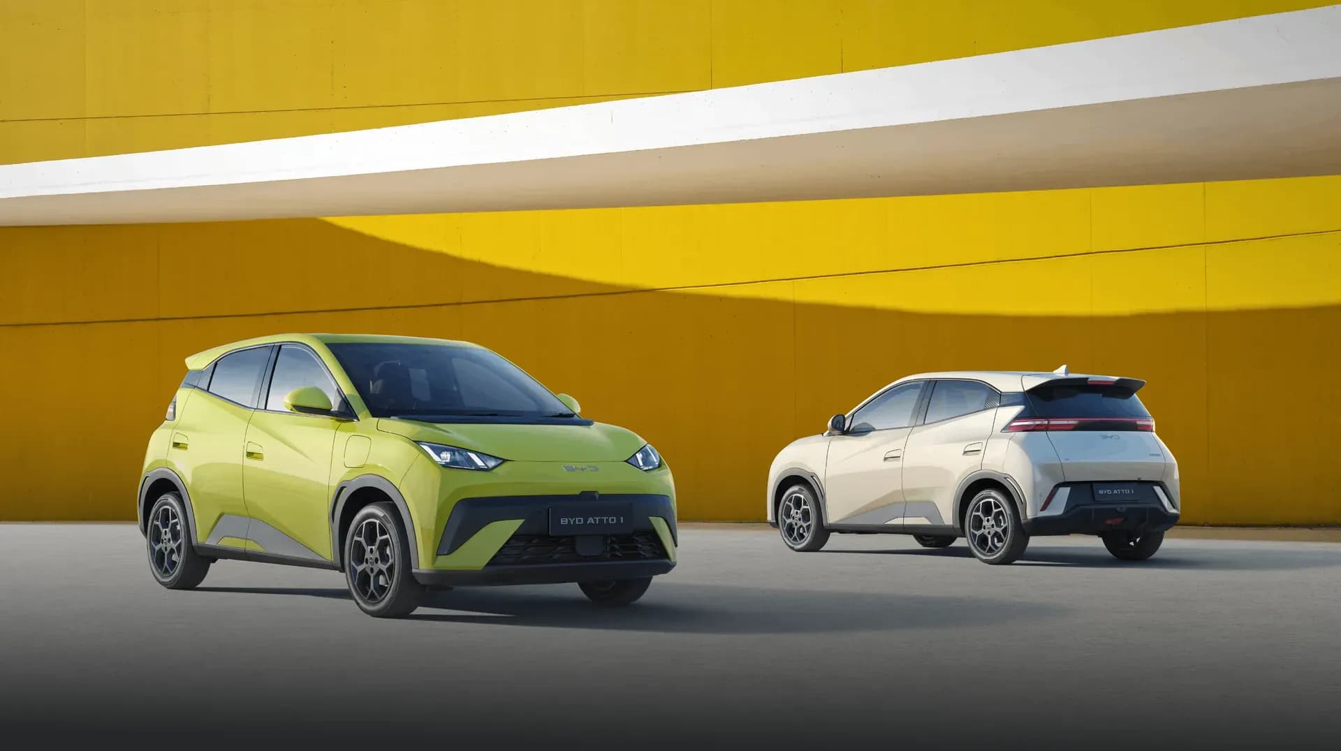 BYD Atto 1 warna Sprout Green dan Apricity White di depan dinding kuning