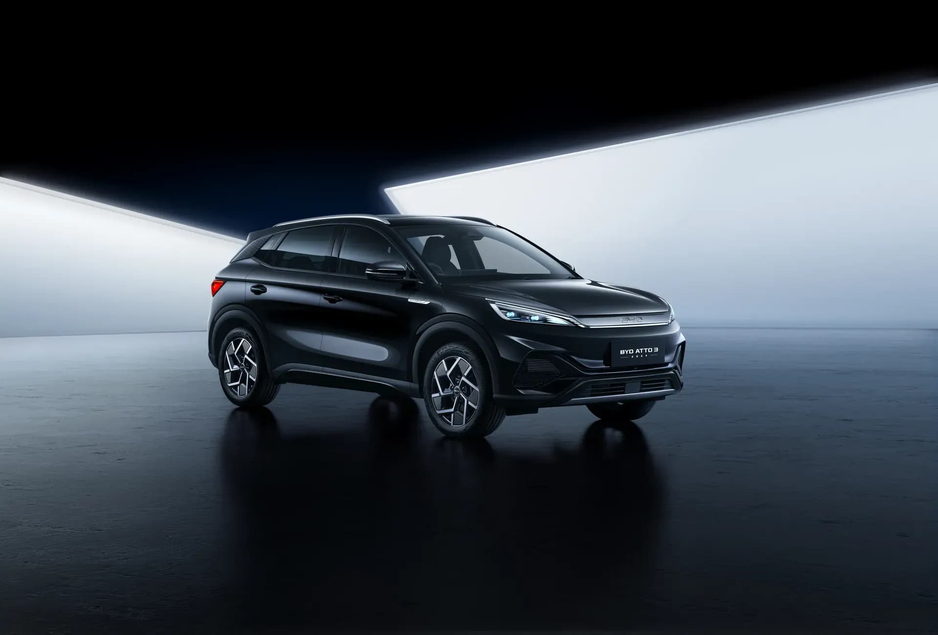 BYD ATTO 3 warna Cosmos Black tampak depan tiga perempat di studio
