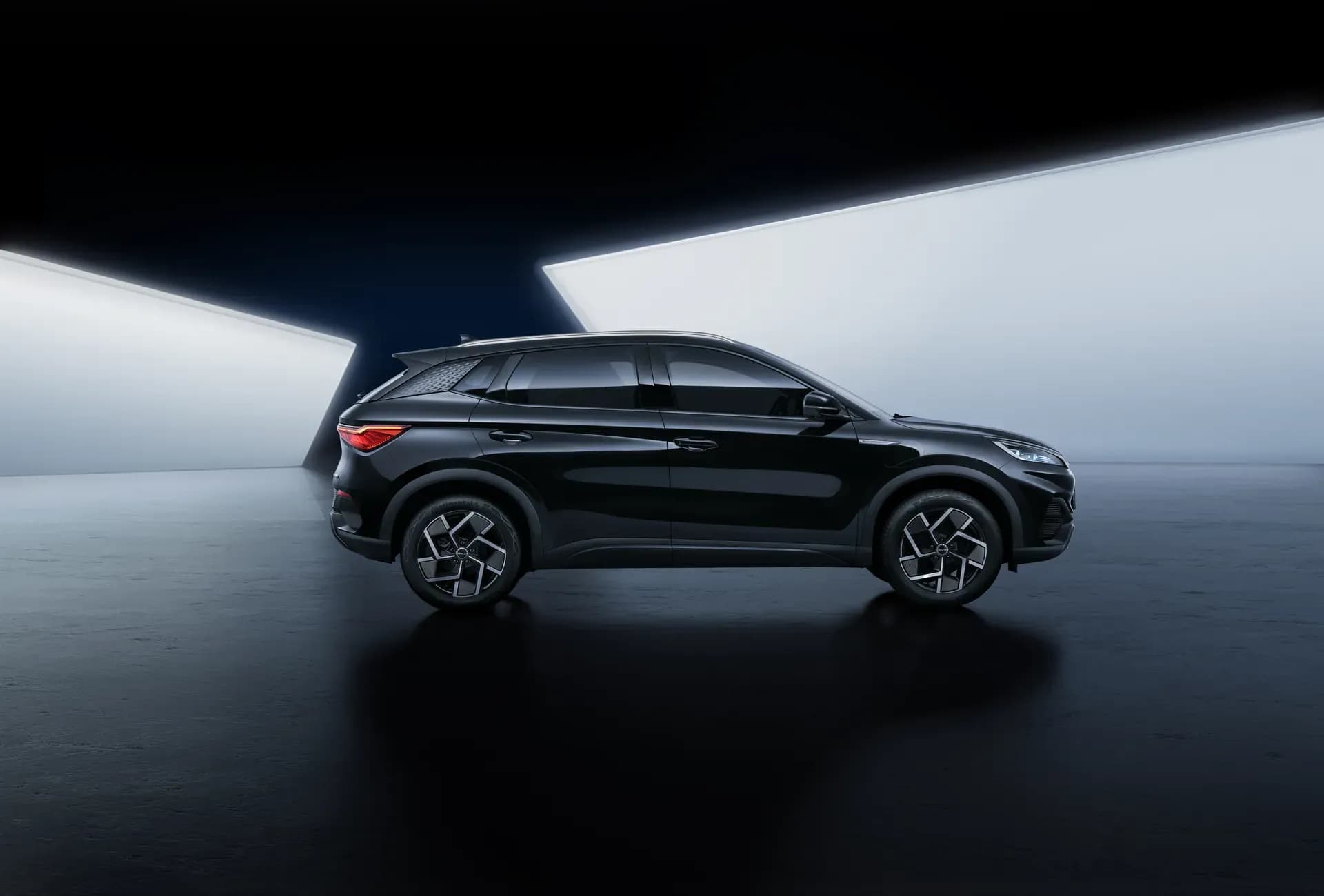 BYD ATTO 3 warna Cosmos Black tampak samping di studio