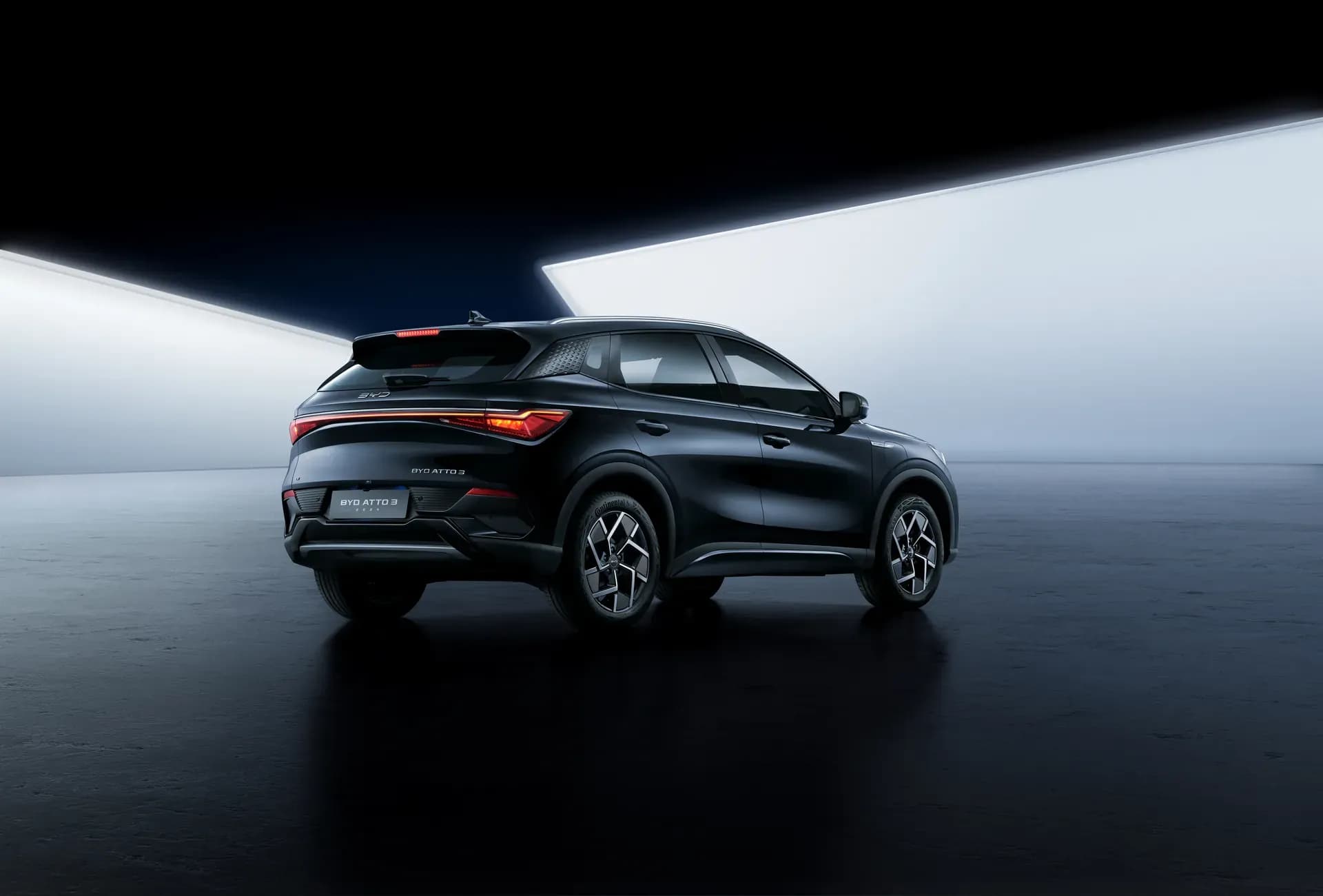 BYD ATTO 3 warna Cosmos Black tampak belakang tiga perempat di studio