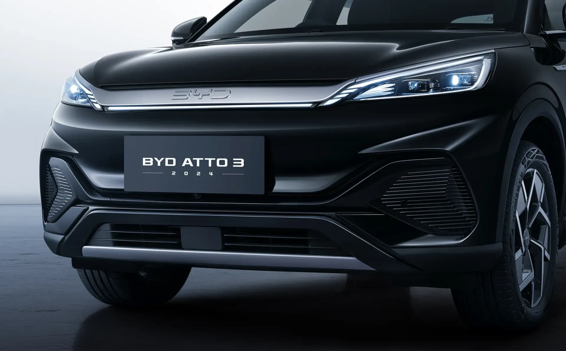 Detail bagian depan BYD ATTO 3 dengan lampu LED dan emblem ATTO 3