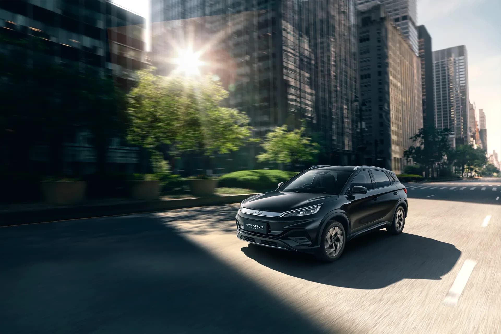 BYD ATTO 3 warna Cosmos Black melaju di jalan perkotaan