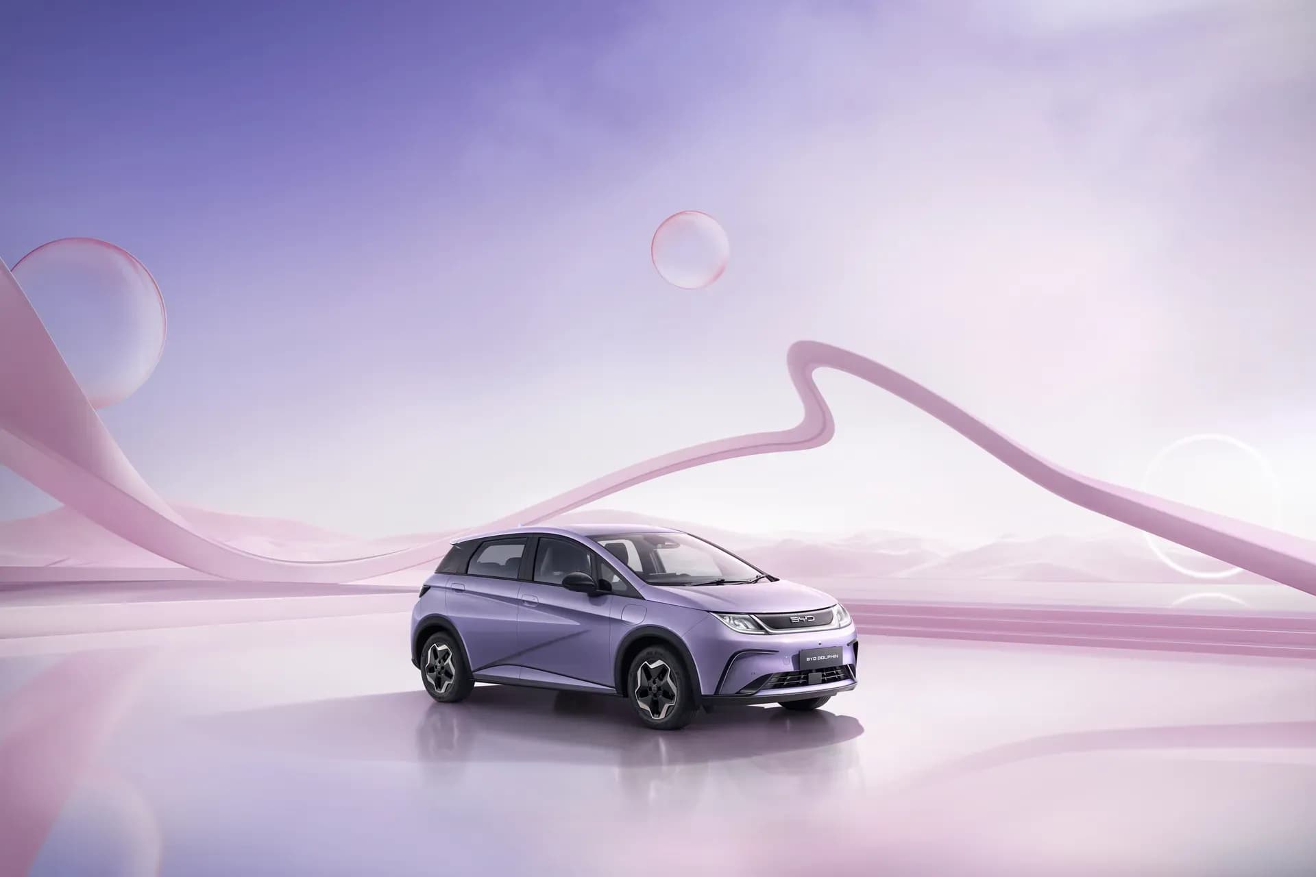 BYD Dolphin warna Maldive Purple di ruang studio bernuansa ungu