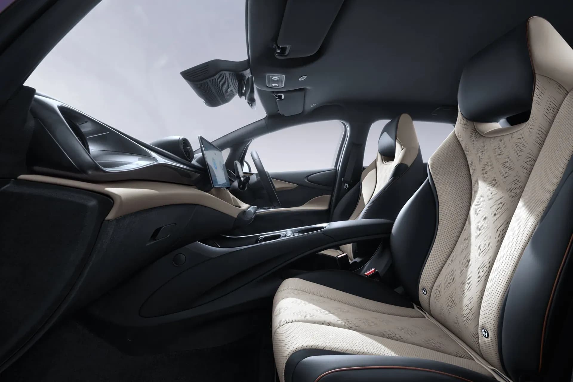 Jok depan BYD Dolphin berlapis kulit vegan dengan interior Brown + Black