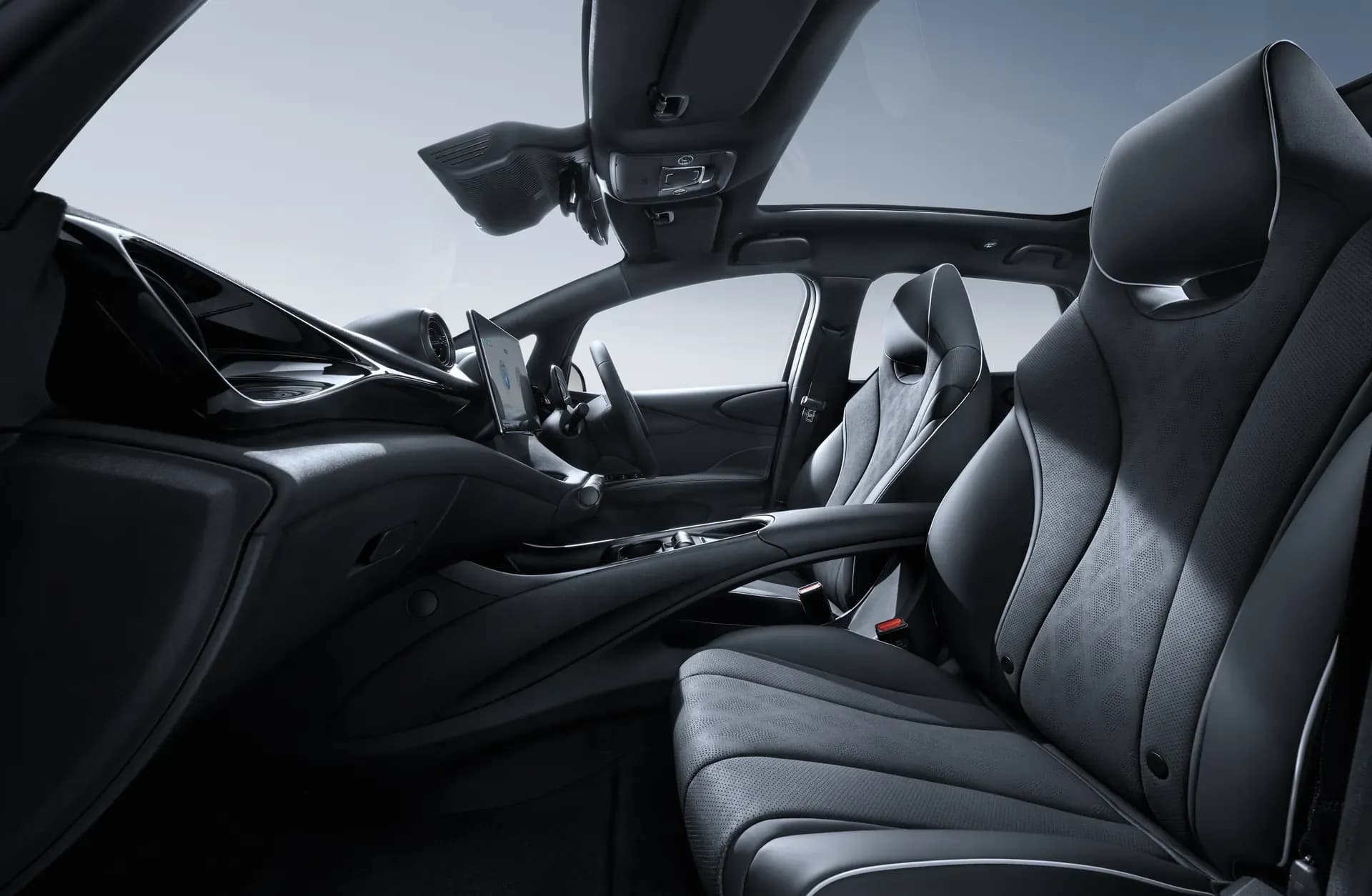 Jok depan BYD Dolphin berlapis kulit vegan dengan interior Grey + Black