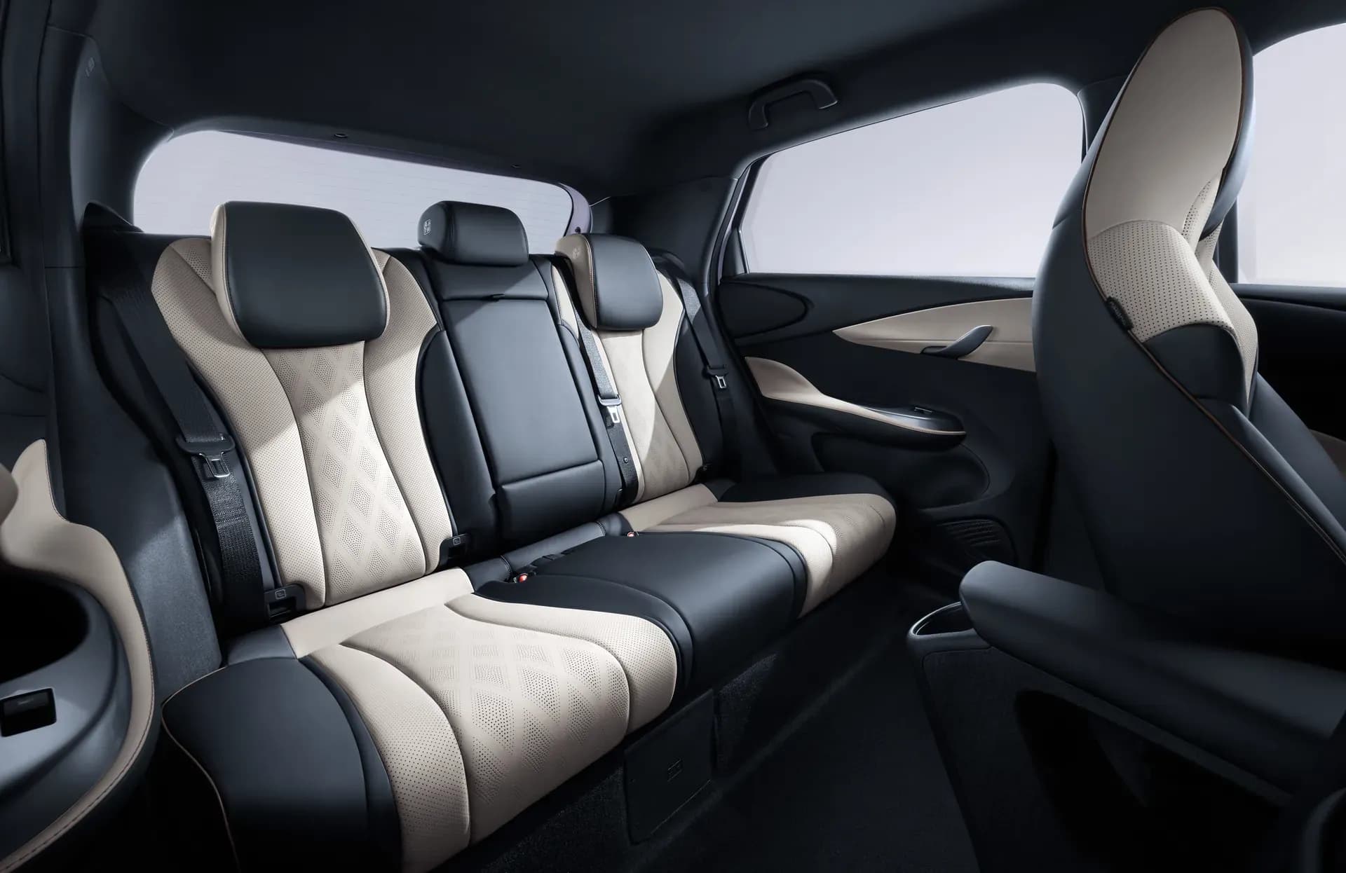 Kursi belakang BYD Dolphin dengan interior Brown + Black dan lantai datar