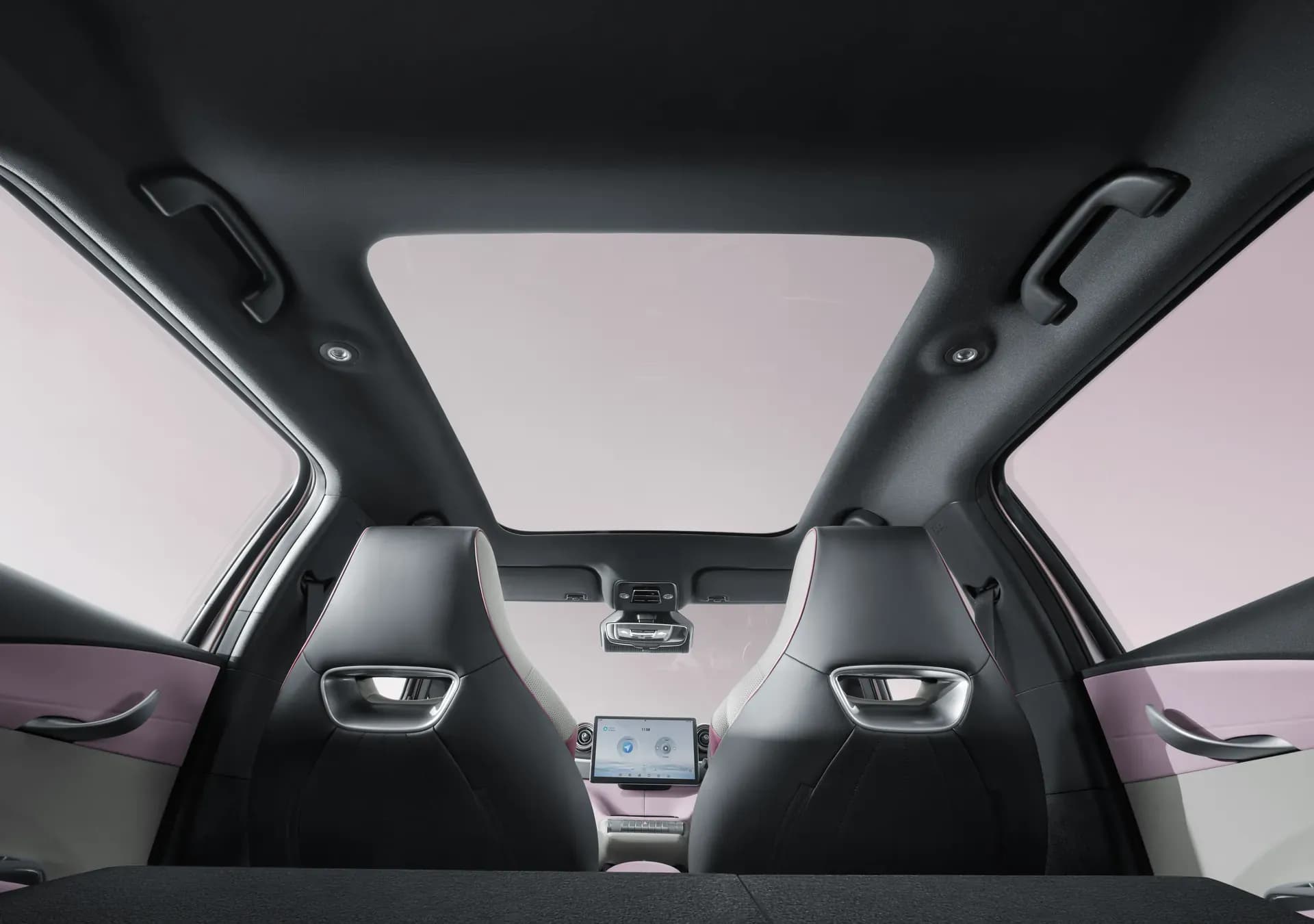 Kabin BYD Dolphin dilihat dari kursi belakang dengan atap kaca panorama