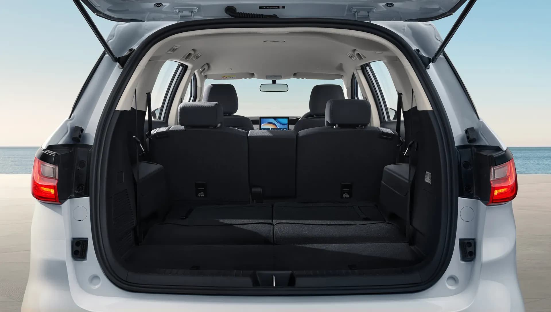 Bagasi BYD M6 DM Classic dengan kursi baris ketiga dilipat