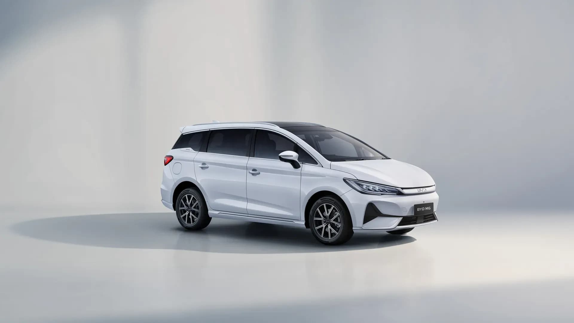 BYD M6 warna Crystal White tampak depan tiga perempat di studio