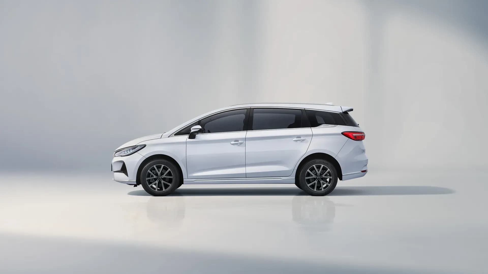 BYD M6 warna Crystal White tampak samping di studio
