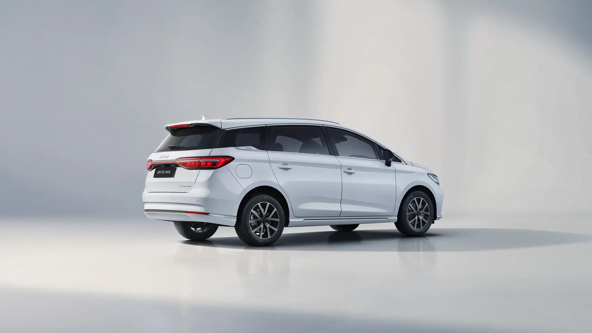 BYD M6 warna Crystal White tampak belakang tiga perempat di studio