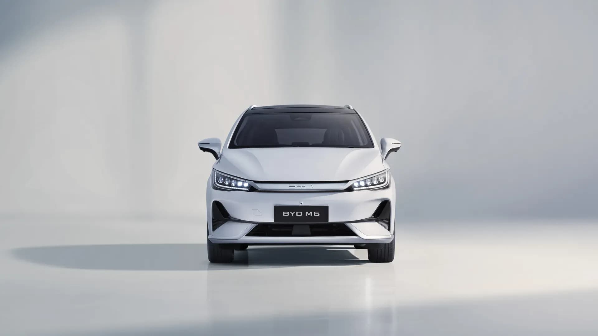 BYD M6 warna Crystal White tampak depan di studio