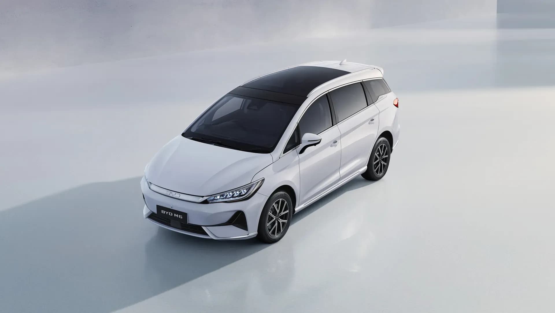 BYD M6 dilihat dari atas dengan atap panorama