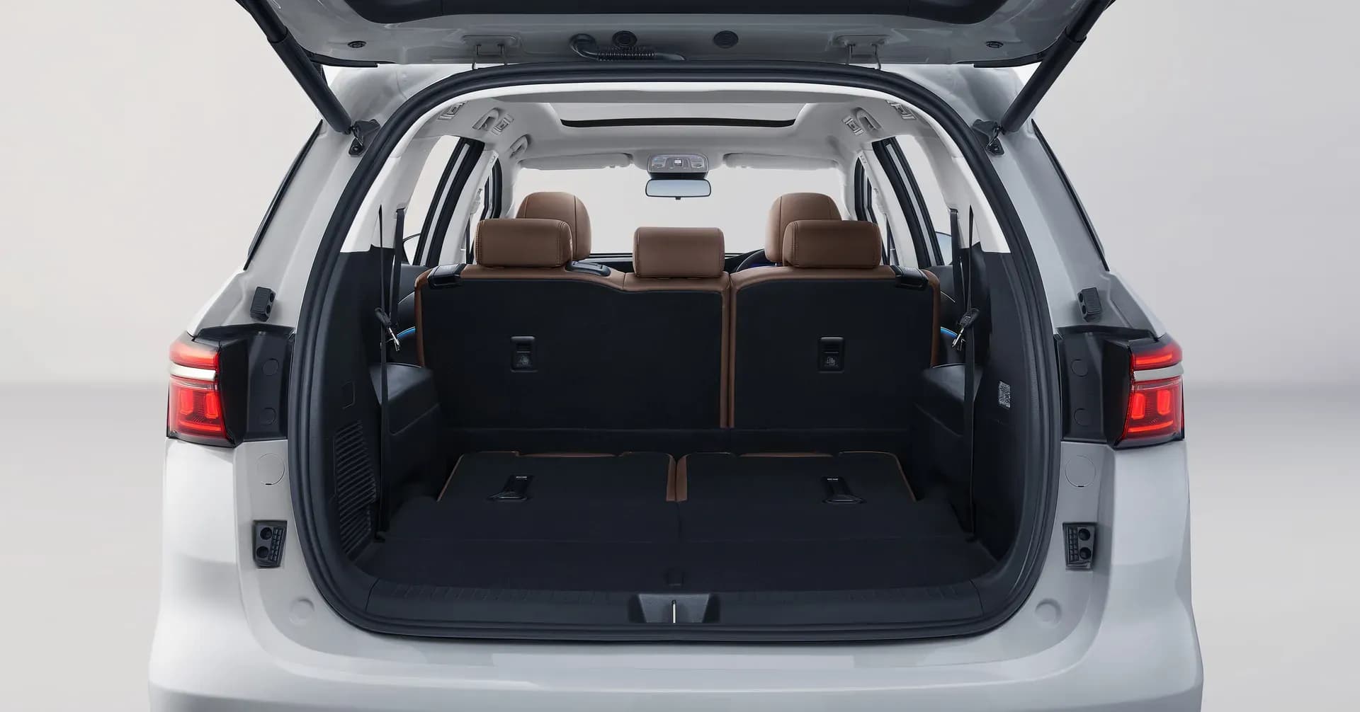 Bagasi BYD M6 terbuka dengan tiga baris kursi