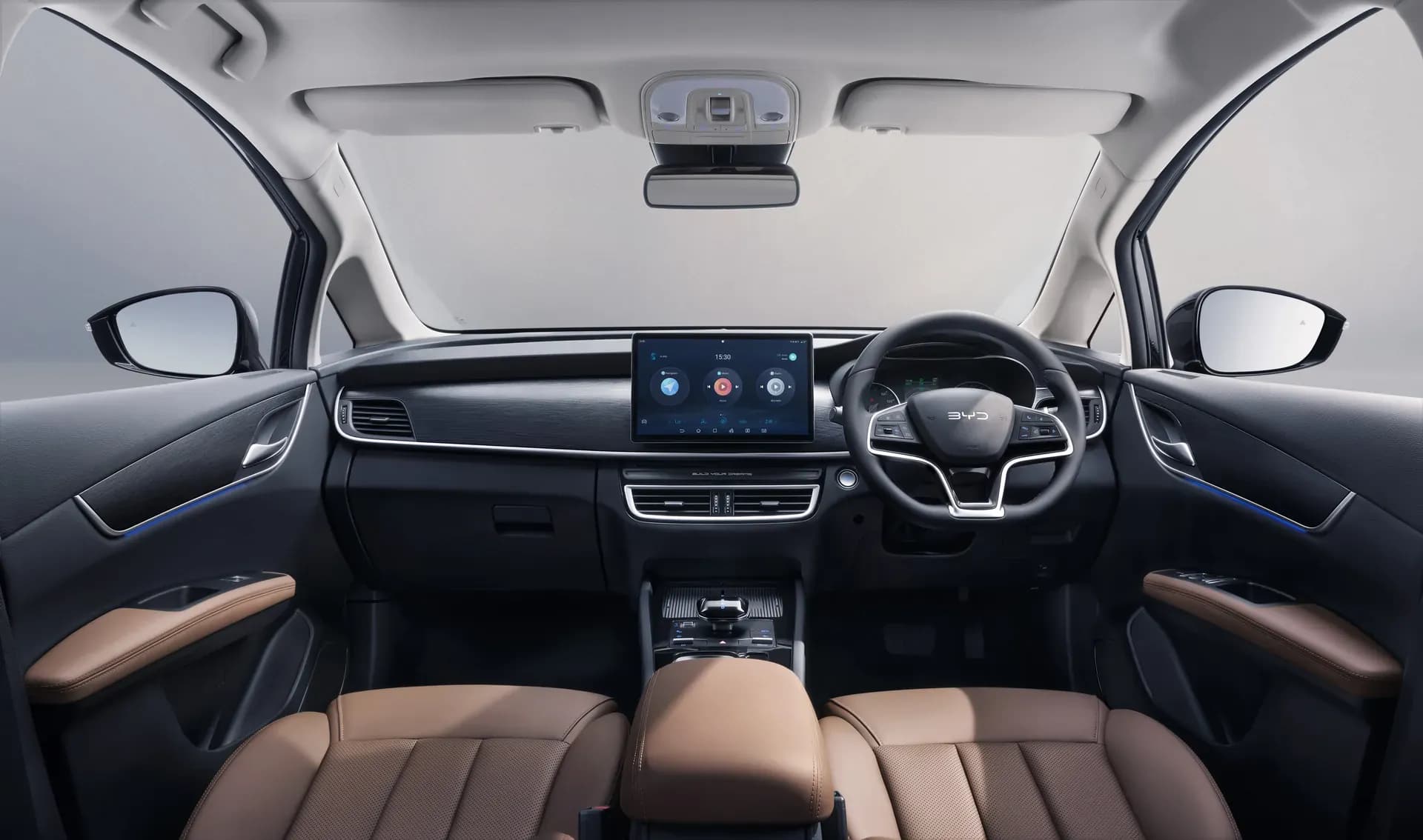 Kabin depan BYD M6 dengan dasbor, layar sentuh, dan setir di kanan