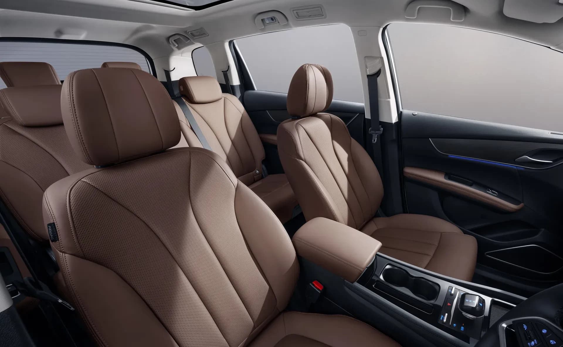 Kabin BYD M6 dengan tiga baris kursi berlapis kulit cokelat