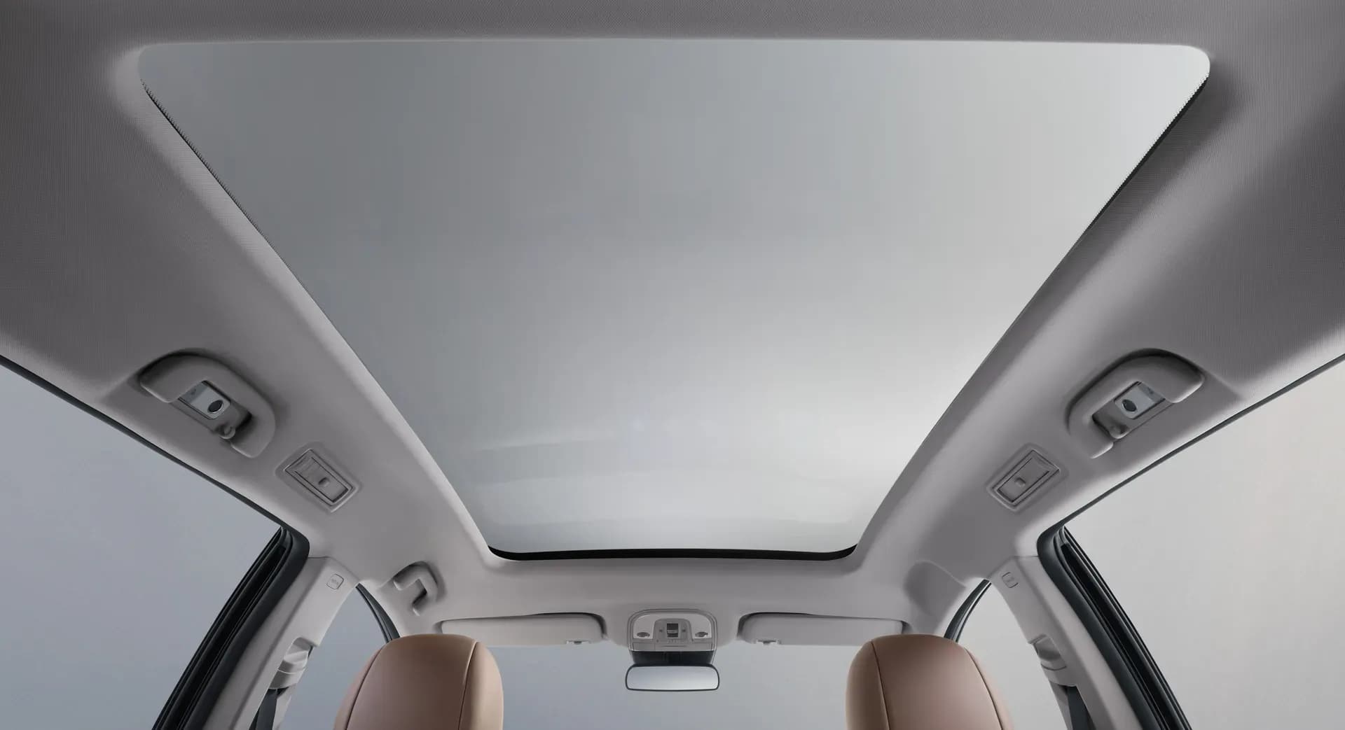 Atap kaca panorama BYD M6 dilihat dari dalam kabin