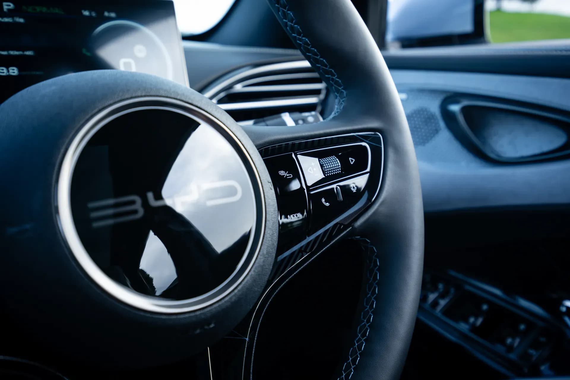 Setir BYD Seal dengan tombol kontrol multifungsi