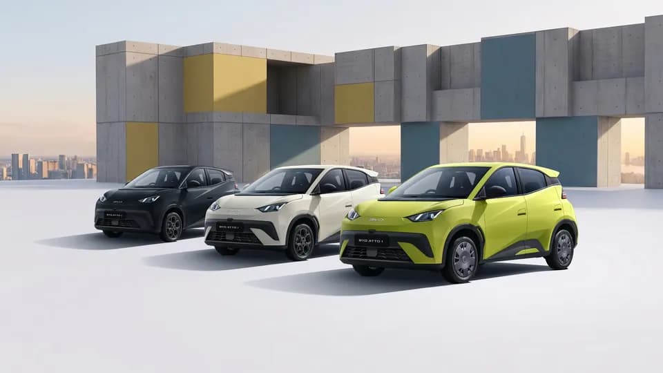 Tiga unit BYD Atto 1 warna Cosmos Black, Apricity White, dan Sprout Green di depan bangunan beton